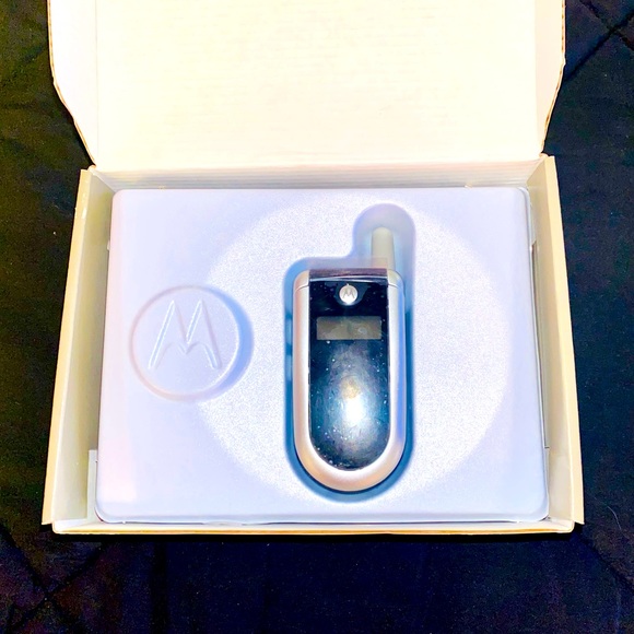 Motorola V180 flip cell phone - Picture 2 of 3